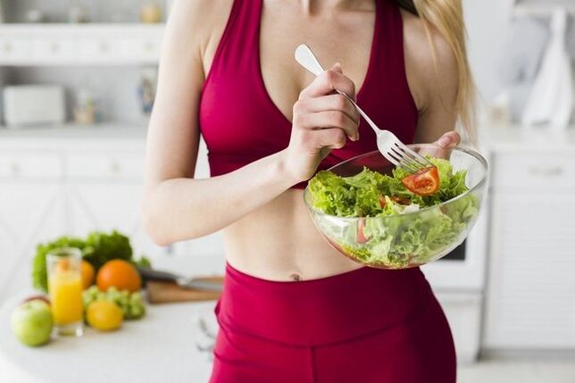 Essen Sie Gemüsesalat, um Gewicht zu verlieren
