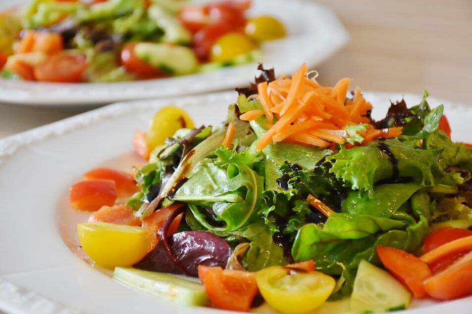 Kräuter-Gemüse-Salat für die ketogene Ernährung